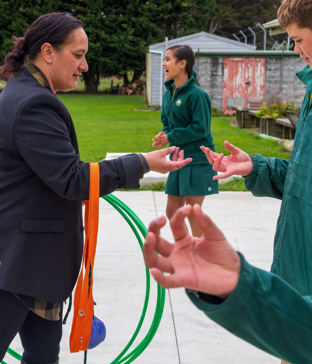 Whaea Kelly playing ringa tahi.